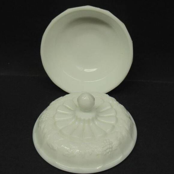 Westmoreland Milk Glass PANELED GRAPE 6 1/2 Inch Chocolate Box with Lid U.S.A. - Picture 3 of 4